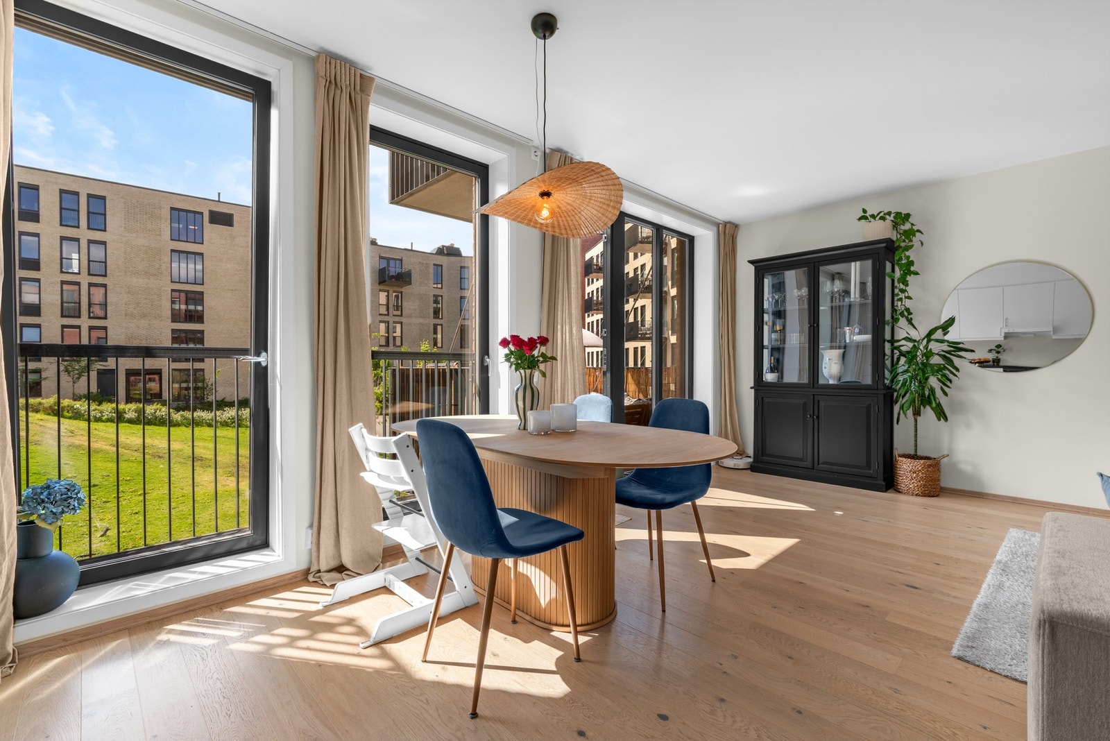 Stuen oppleves som luftig og romslig. Galleribilde