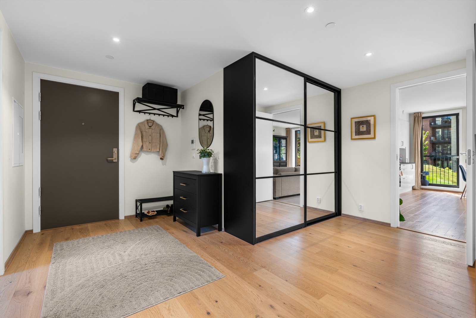 Praktisk skyvedørsgarderobe og gode oppbevaringsmuligheter. Galleribilde