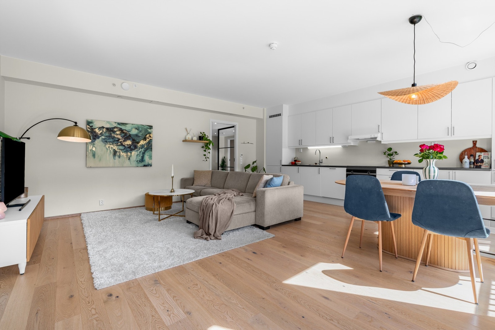 God plass til både langstrakt spisebord og en hyggelig sofagruppe. Galleribilde