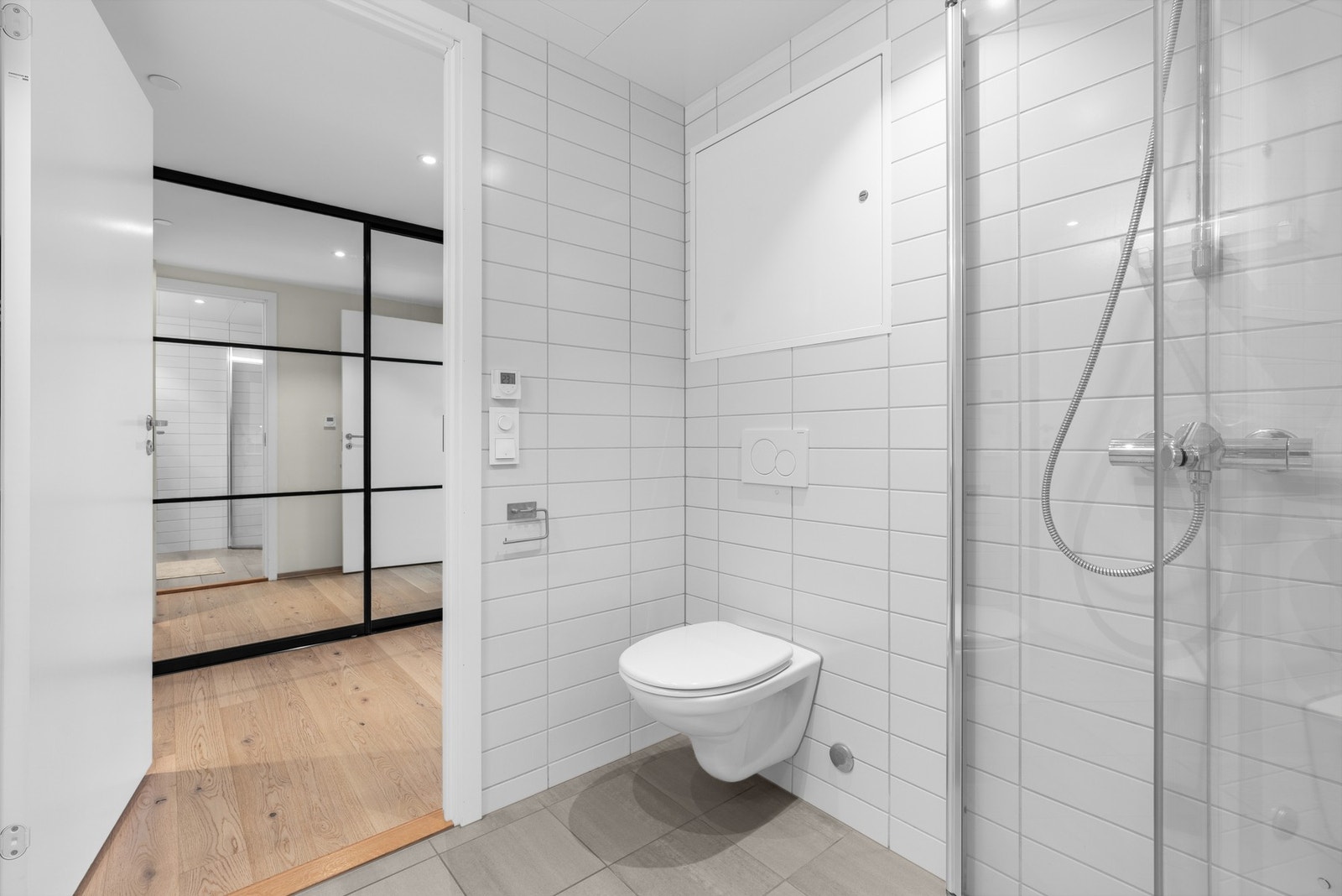 Det er varme i gulv og downlights i tak. Galleribilde