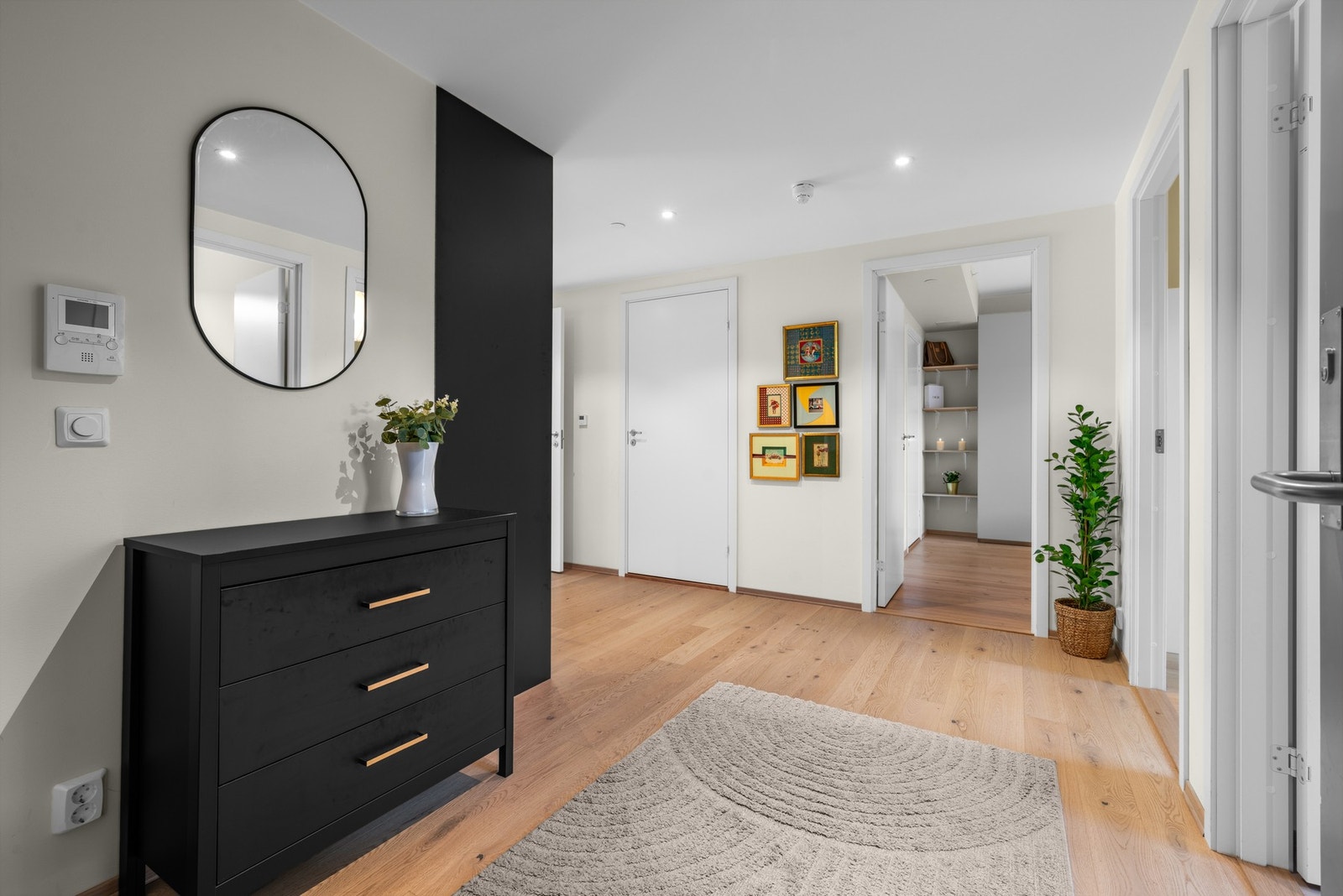 Innbydende entré og mellomgang med downlights. Galleribilde