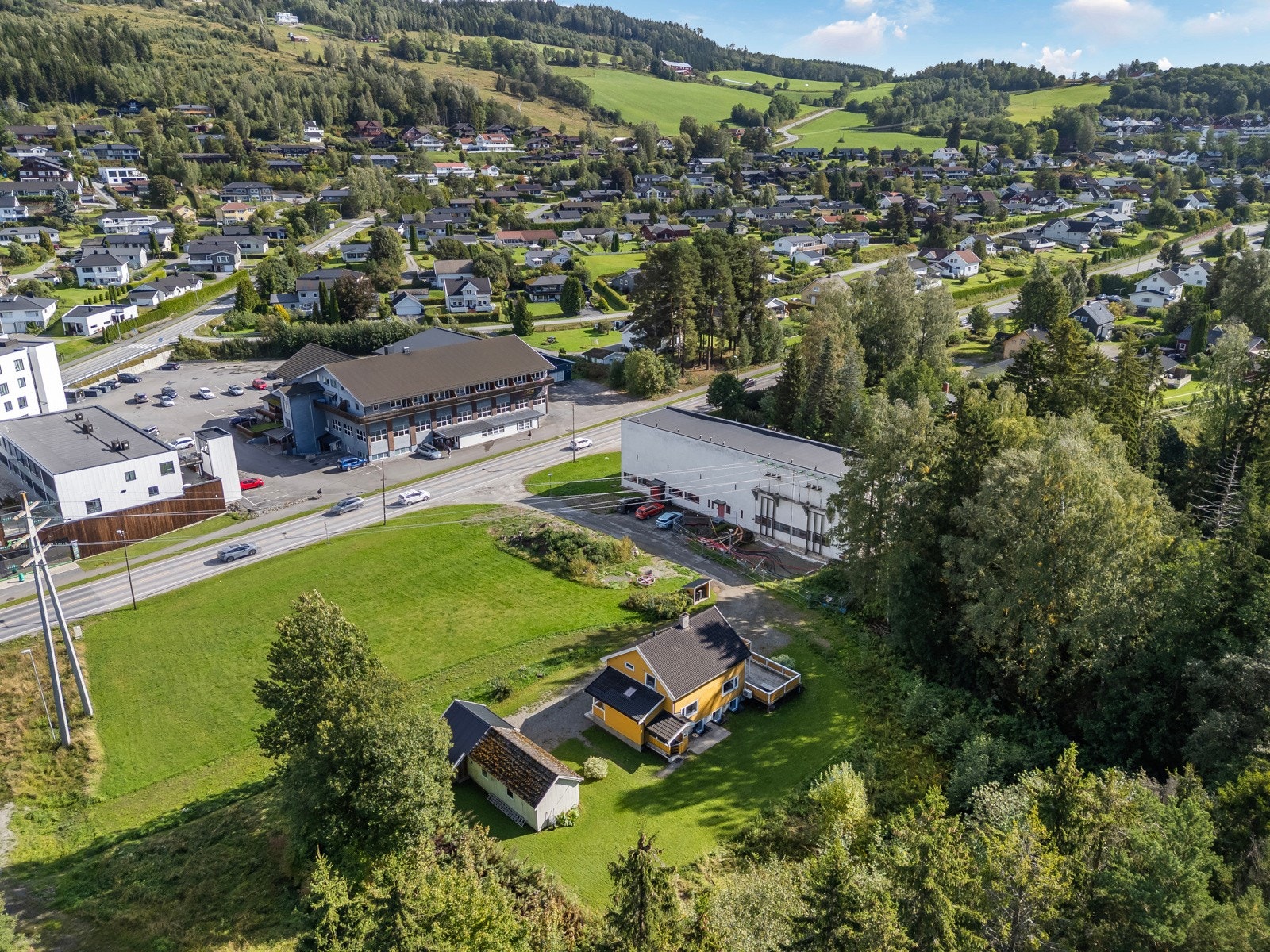 Her bor du med nærhet til butikker, skoler, barnehager og kollektivtilbud. Galleribilde