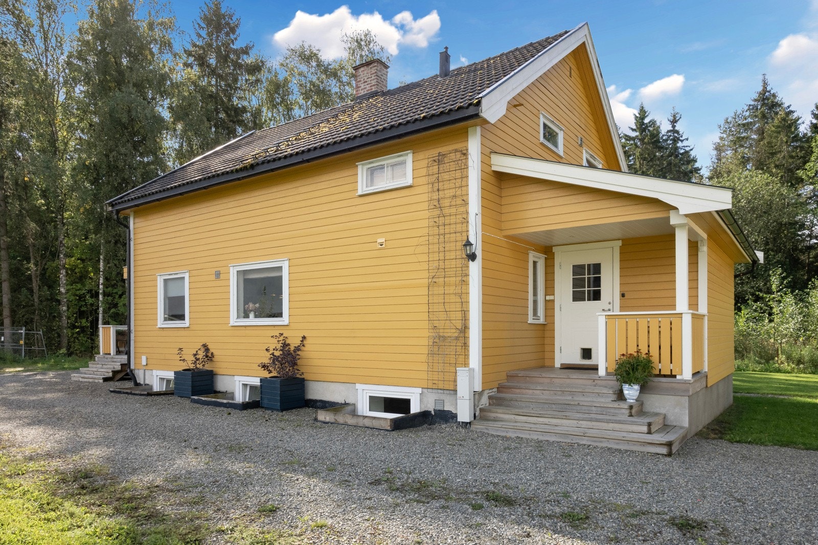 Boligen ligger med gangavstand til Brumunddal sentrum. Galleribilde