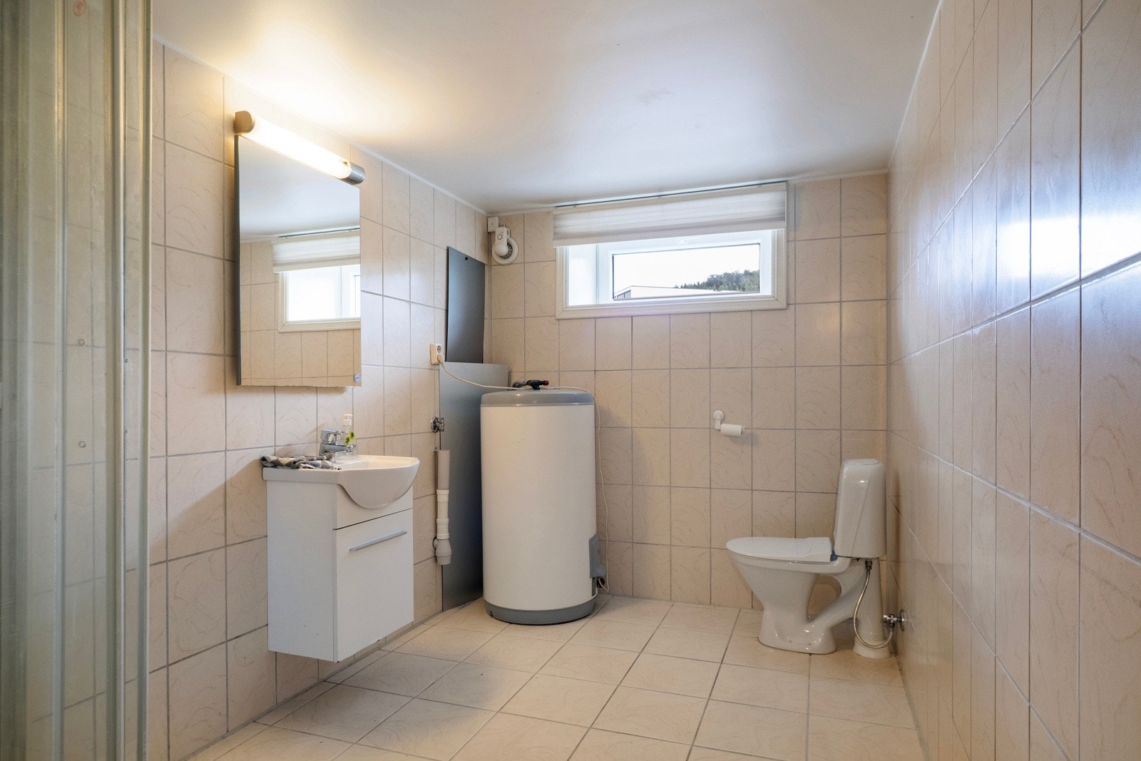 Badet i underetasjen er innredet med servantinnredning, toalett og dusjkabinett. Galleribilde