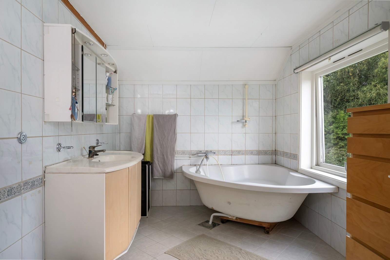 Badet er innredet med badekar og servantinnredning. Galleribilde