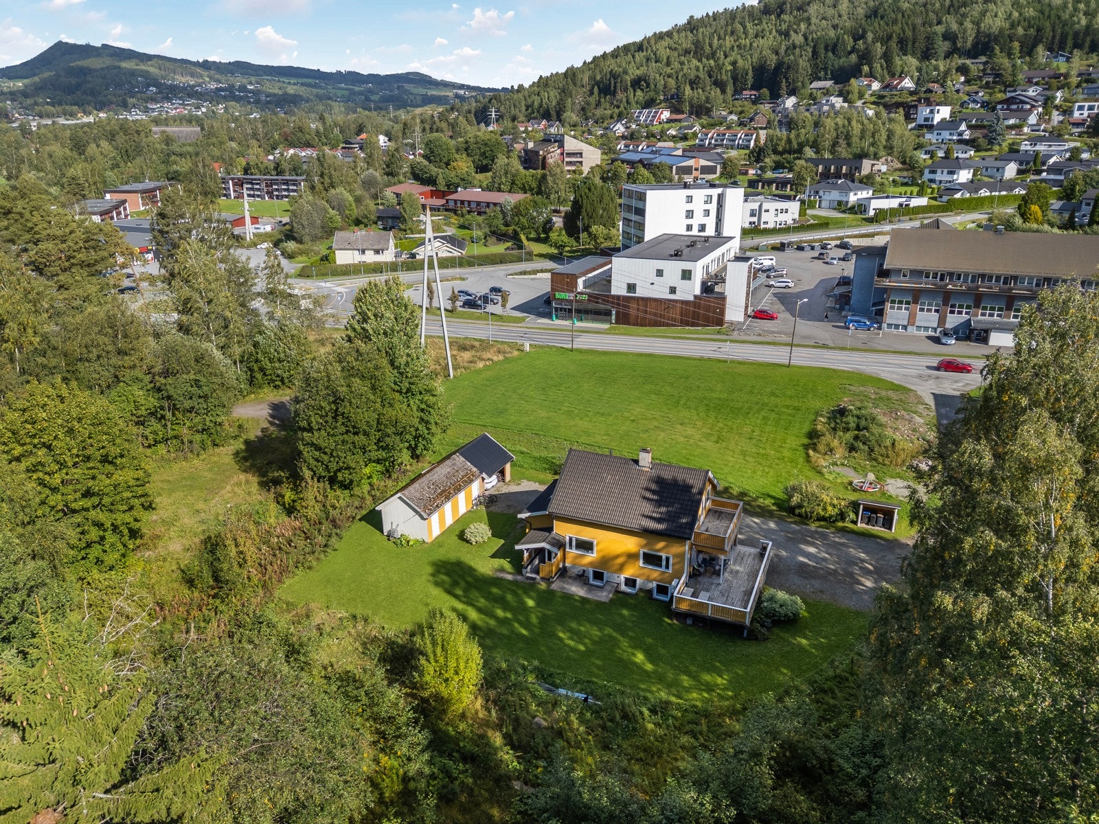 Det er carport med elbillader tilknyttet uthuset. Galleribilde