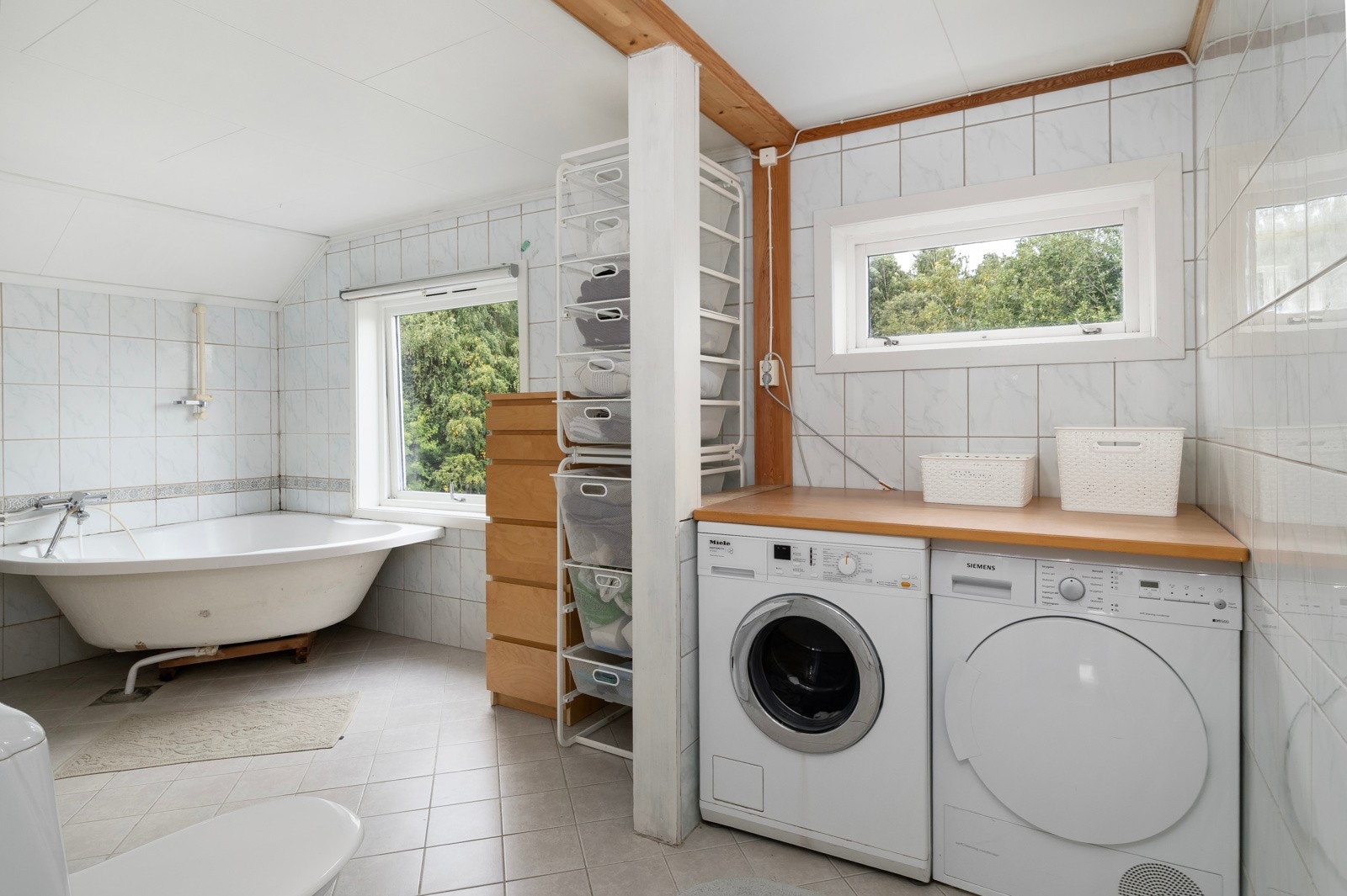 Badet har opplegg for vaskemaskin. Galleribilde