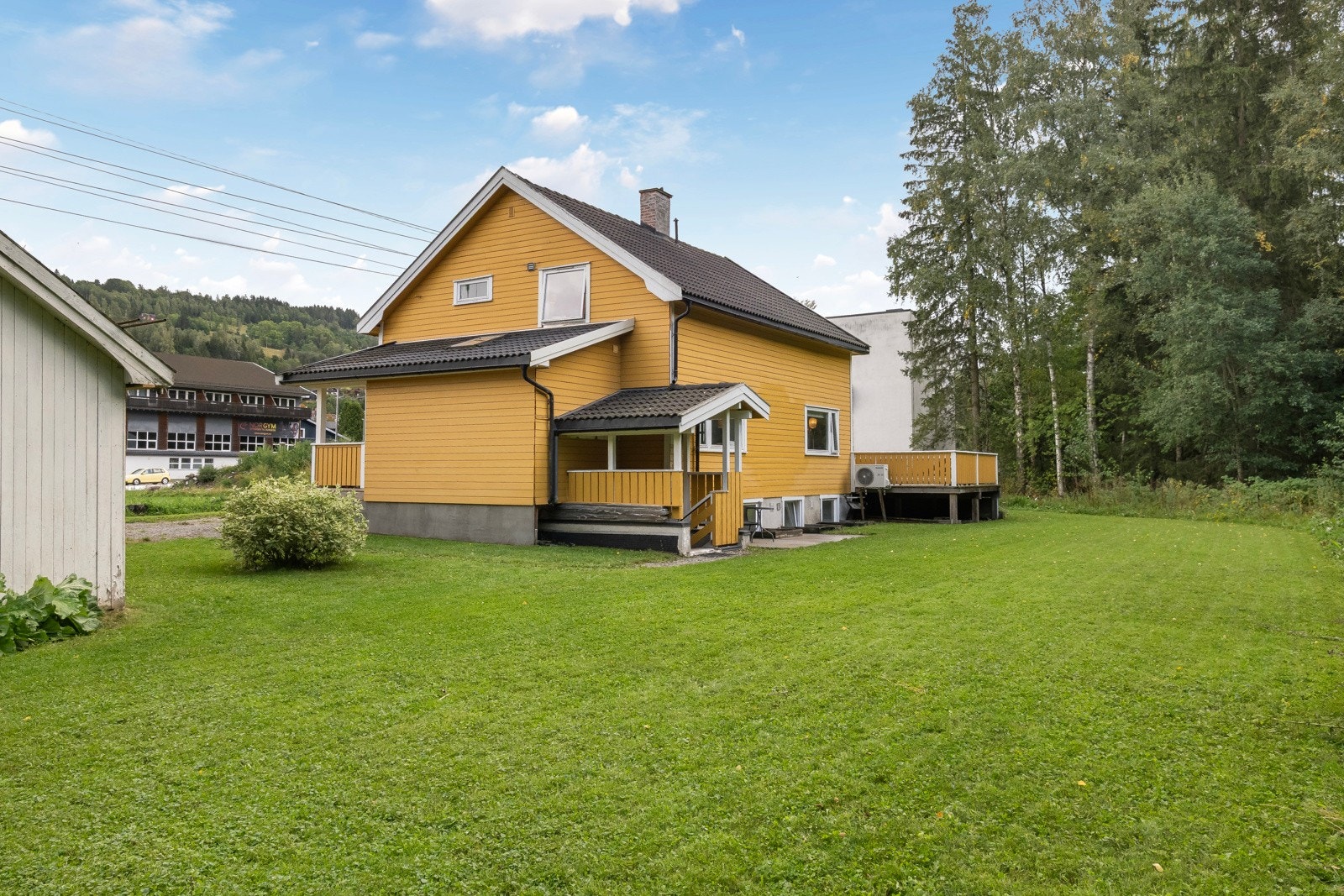 Romslig hage med boltreplass. Galleribilde