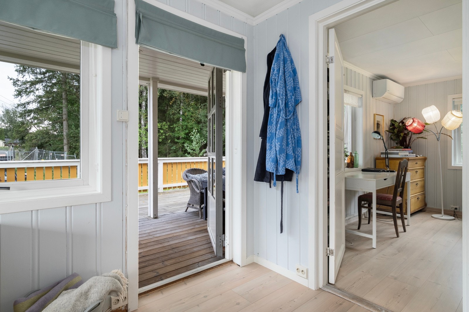 Boligen har 1 soverom på hovedplan. Her er det utgang til terrasse. Galleribilde