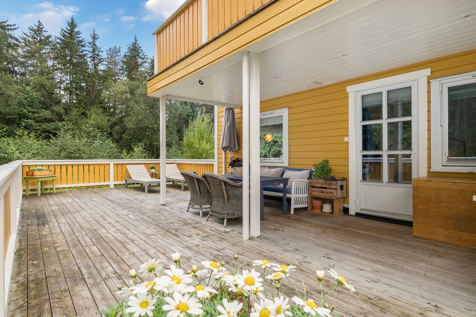 Delvis overbygget veranda. Galleribilde