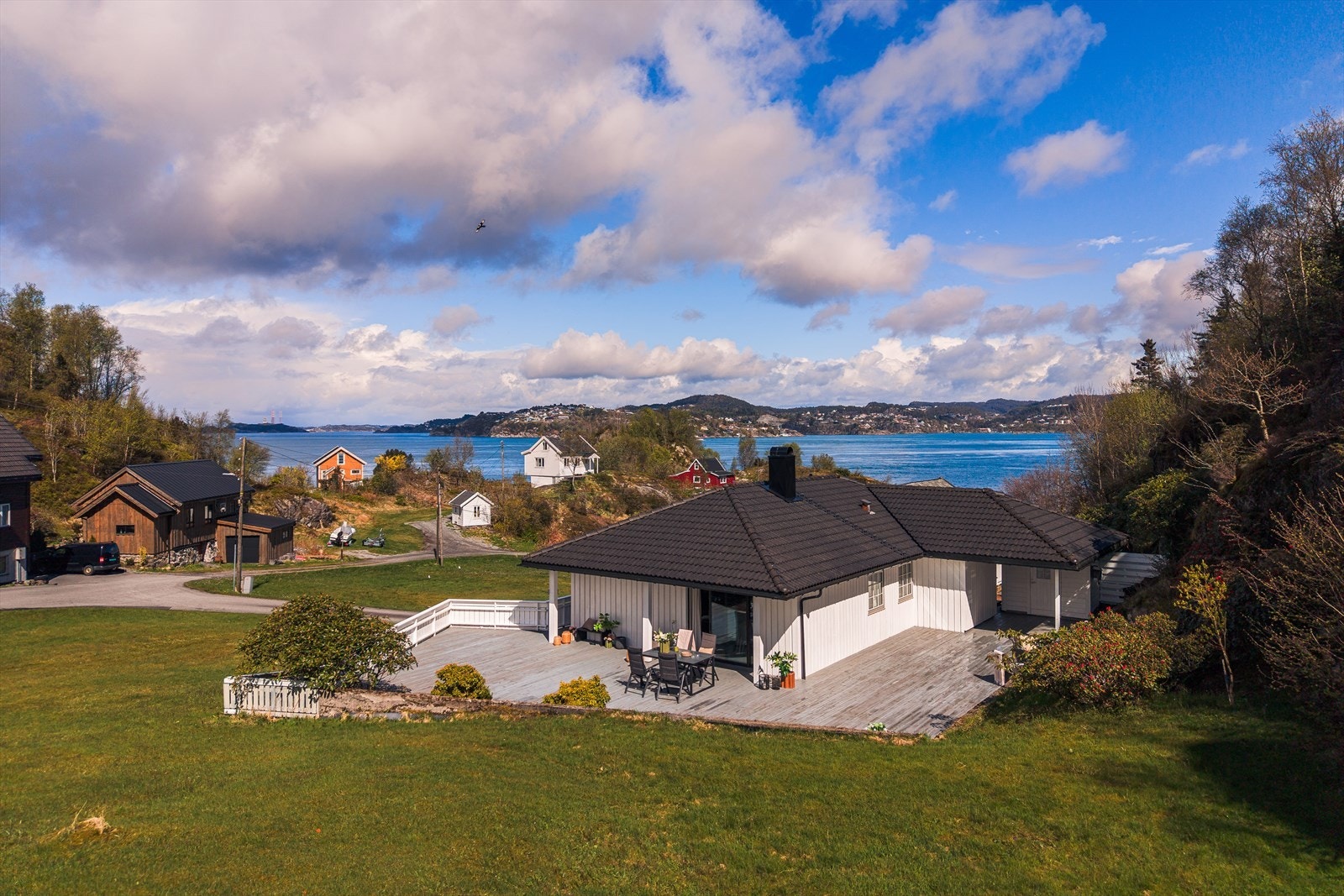 EiendomsMegler 1 Bergen Vest Drotningsvik - Landlig og sentralt beliggende enebolig m/dobbel garasje og carport | Stor vestvendt terrasse | Kort vei ti