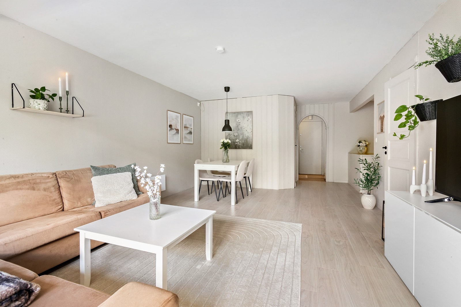 Stuen er romslig og gir plass til både sofagruppe og spisebord. Galleribilde