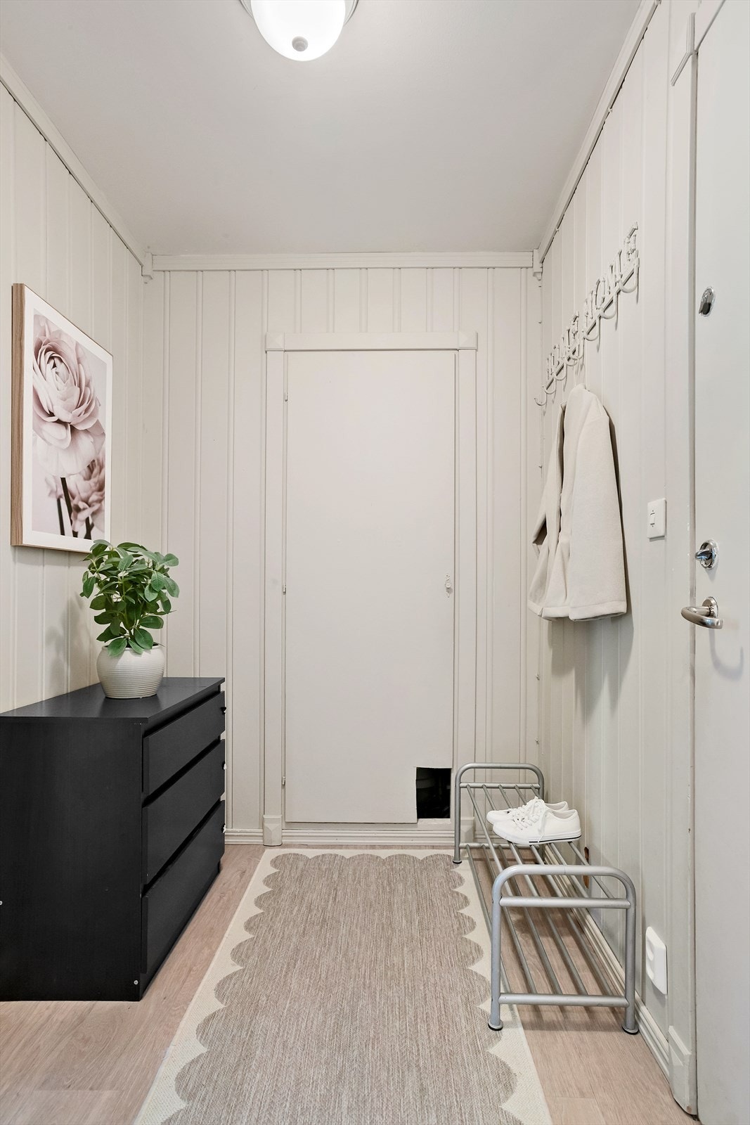 Entréen har plass til oppbevaring av yttertøy og sko. Leiligheten har to praktiske innvendige boder. Galleribilde