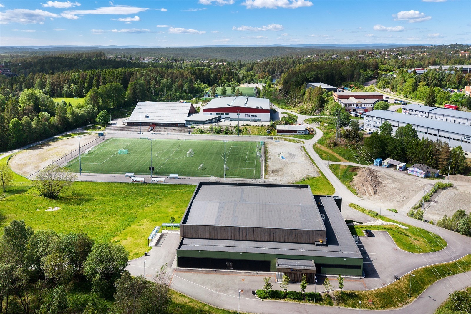 Langhus Idrettsplass ligger i kort gangavstand fra boligen Galleribilde