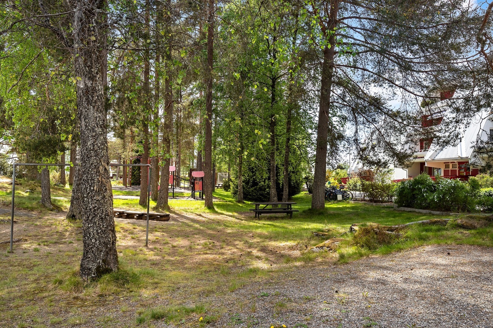 Sameiet har opparbeidede uteområder med lekeplass og benker. Galleribilde
