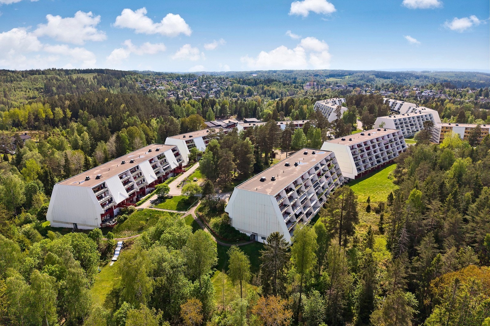 Gode kollektivforbindelser med buss fra Vevelstadåsen (2 min) og tog fra Vevelstad stasjon (10 min). Galleribilde