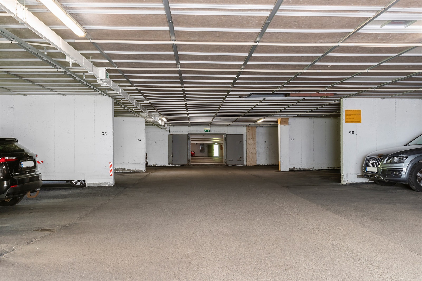 Boligen disponerer egen parkeringsplass i felles garasjeanlegg, merket med nr. 57. Det er mulighet for å etablere ladeboks for elbil. Galleribilde