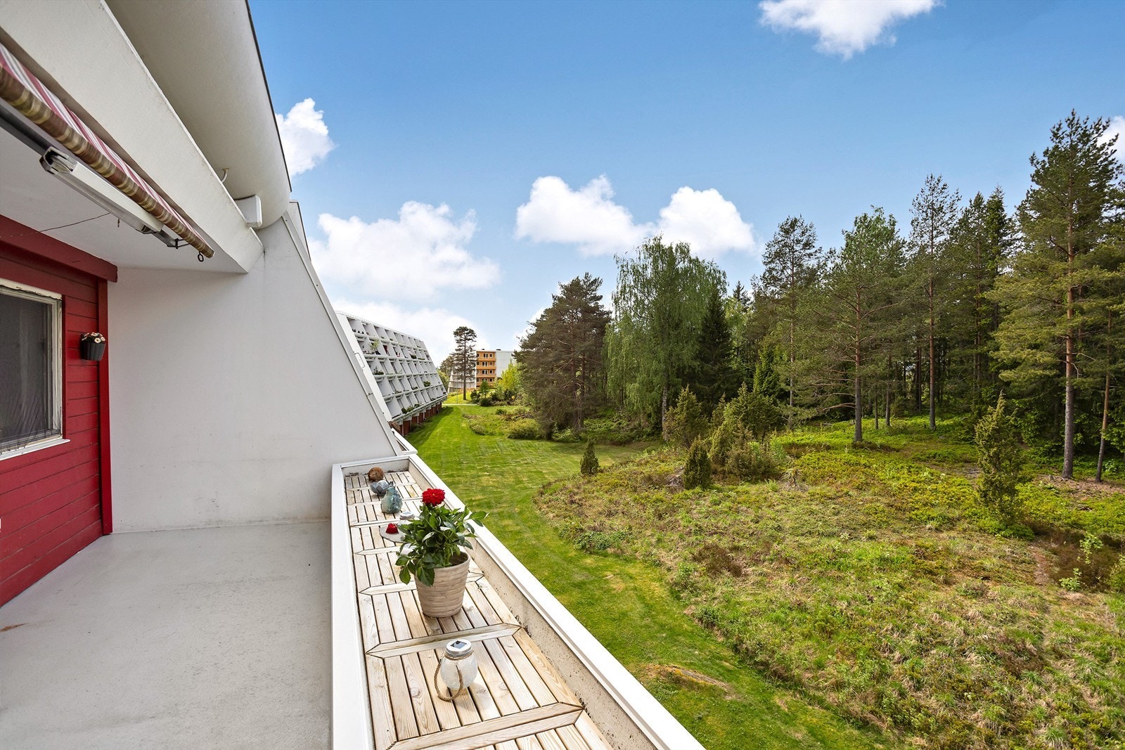 Flott utsikt over fellesarealene og skogen. Galleribilde