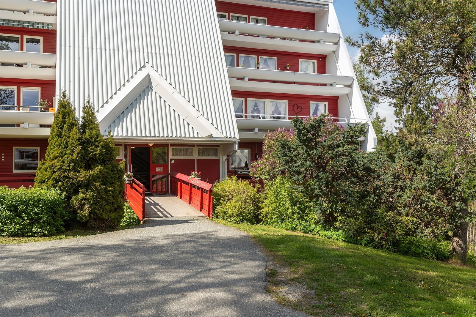 Adkomst til boligen via felles trappeoppgang. Galleribilde