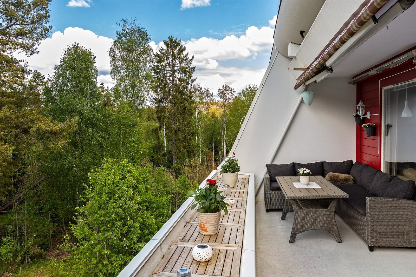 God plass til sittegruppe og grill. Galleribilde