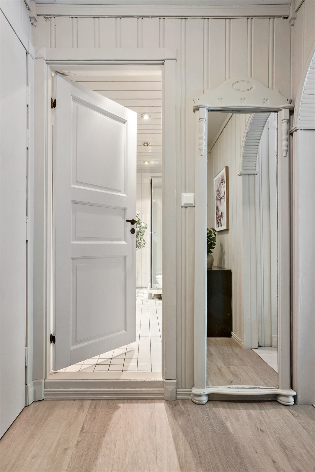 Fra entréen er det adkomst til badet og videre inn i leilighetens oppholdsrom. Galleribilde