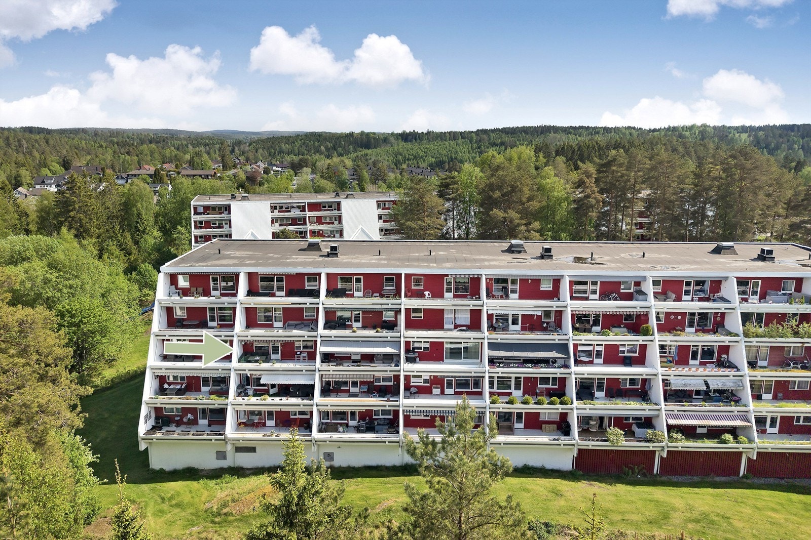Leiligheten har en svært fin beliggenhet innerst på feltet, med kveldssol og flott natur rett utenfor døren. Galleribilde