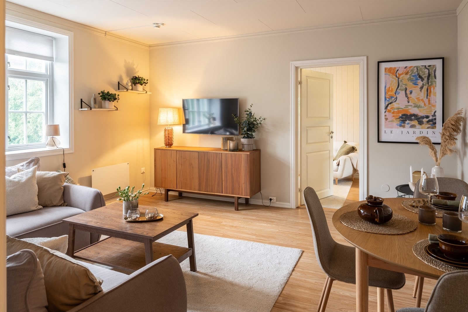 Bygget og leiligheten ble betydelig renovert i 2012 og holder en gjennomgående god standard med oppgraderinger fra perioden 2012-2026. Videre er både kabel-tv og internett er inkludert i de månedlige fellesutgiftene. Galleribilde
