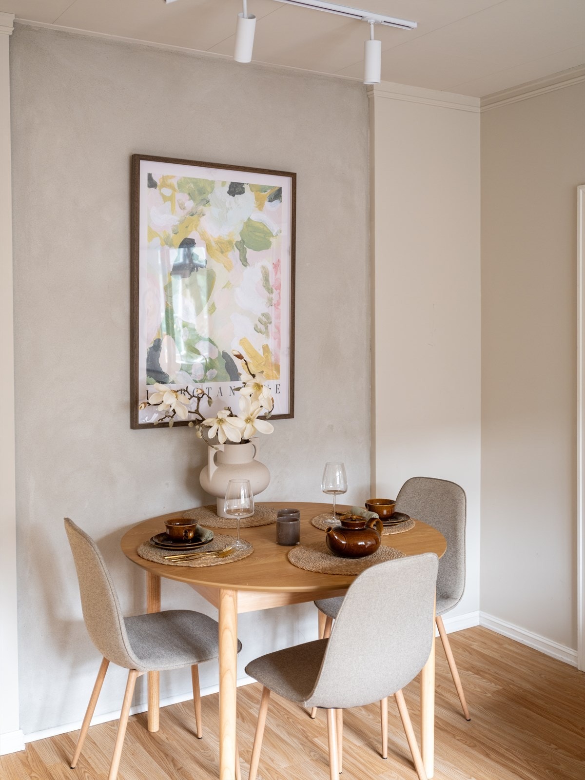 Etter dagens løsning får spisebordet sin naturlige plassering i stuen. Videre byr leiligheten på rause vindusflater som sørger for rikelig med lysinnslipp, og stuen oppleves ekstra romslig. Galleribilde