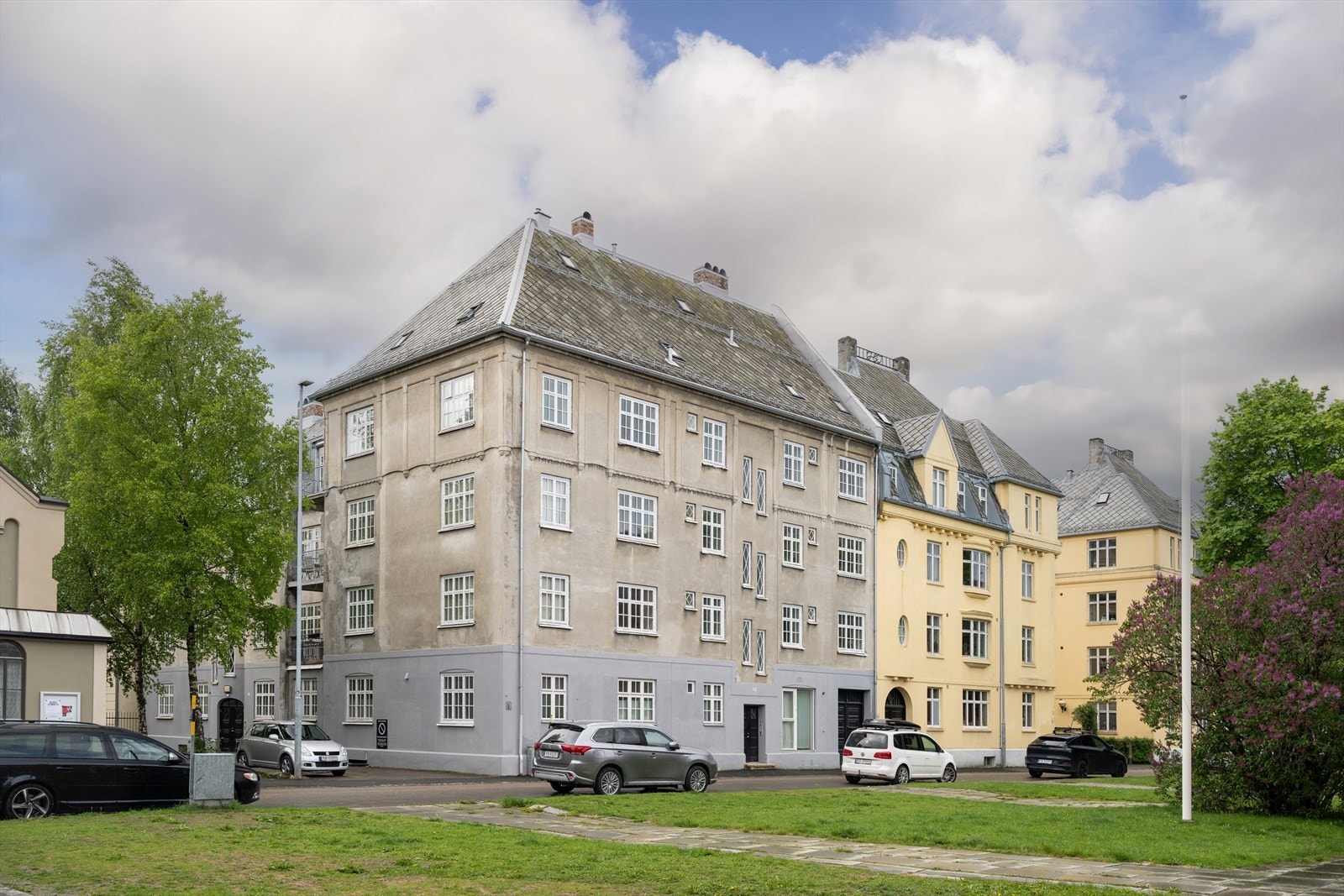 Fasaden for bakgård og ut mot gaten ble renovert i 2012, samt helt nytt tak og blikkenslagerarbeid fra 2018. Videre er det også drenert fra B-inngangssiden, nye ytterdører mot sidegård og forgård, felles gang er oppusset samt nytt brannanlegg. Galleribilde