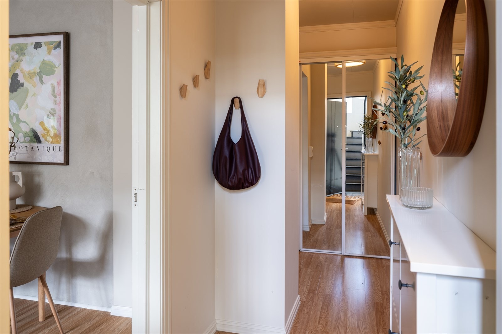 Innbydende entré på 5,5m², med plass til oppbevaring av både sko og yttertøy. Galleribilde