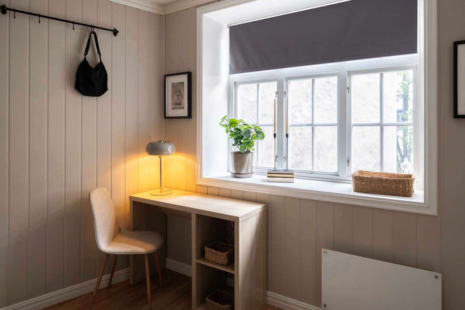 Her er det plass til seng, nattbord, og garderobe. Galleribilde