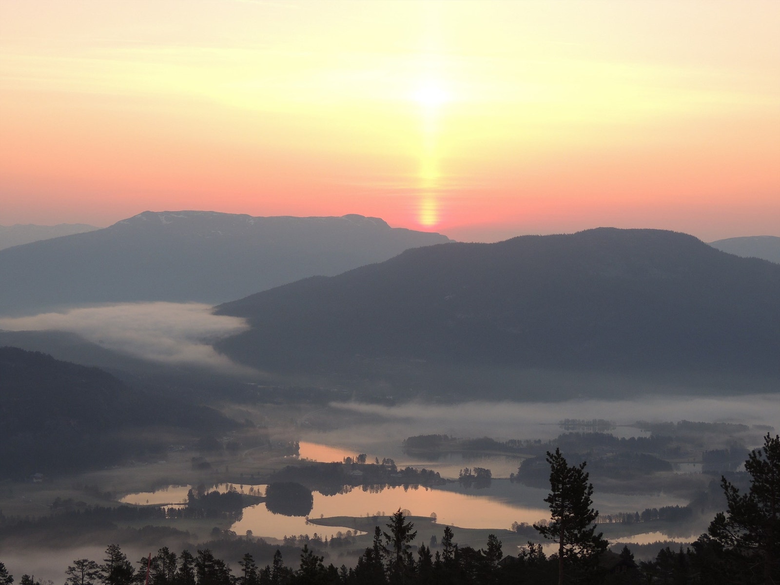 Solnedgang over fjellene. Galleribilde