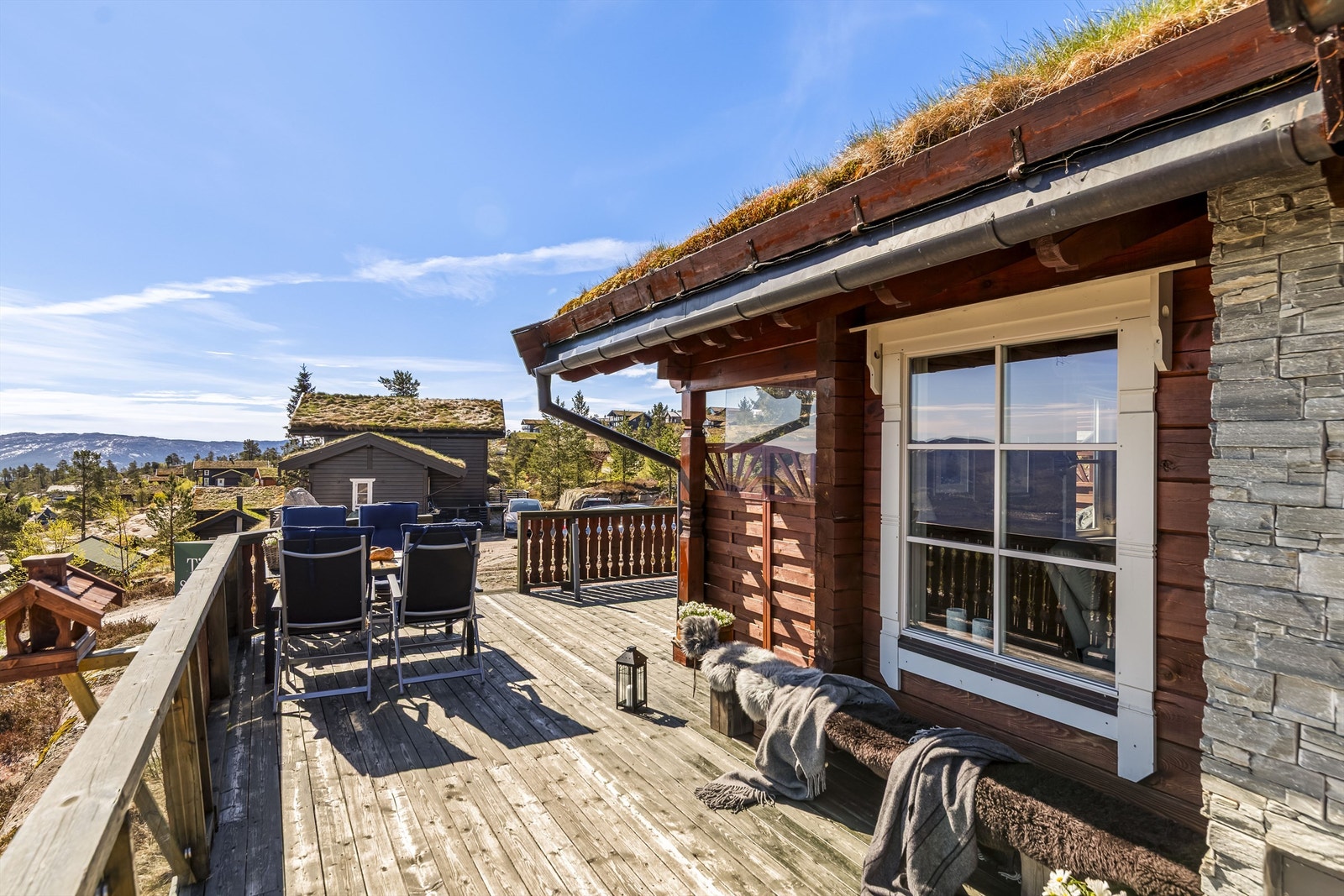 Terrassen strekker seg rundt store deler av hytta og har flere lune soner. Galleribilde