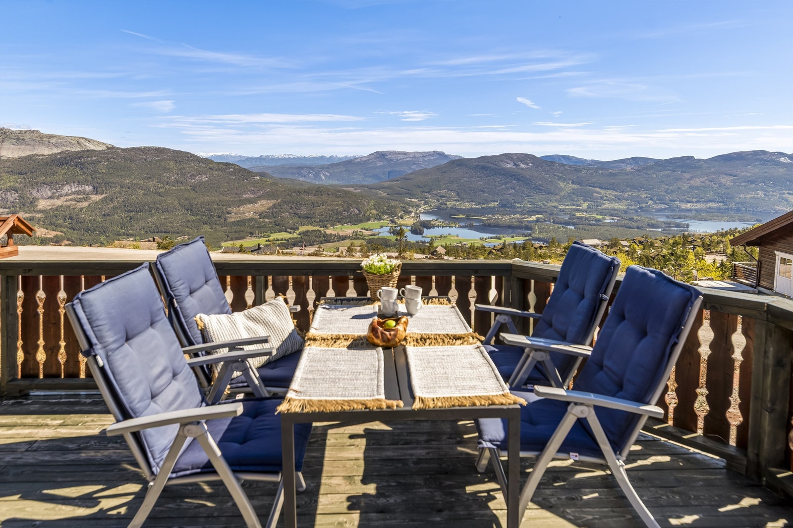 Fra de store terrasseområdene har man en storslått utsikt over fjellandskapet og vannene Nisser, Vråvatn og Mellomvatn.
Foto: Fotograf Magik Galleribilde