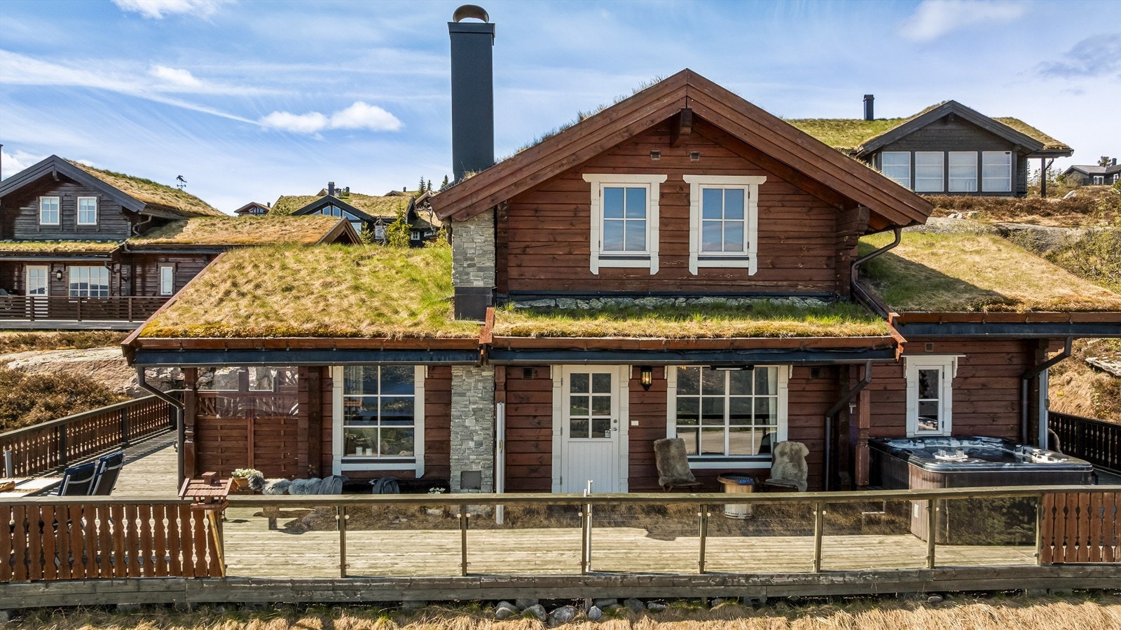 Fasaden er kledd med laftet tømmer og har detaljer i stein. Galleribilde