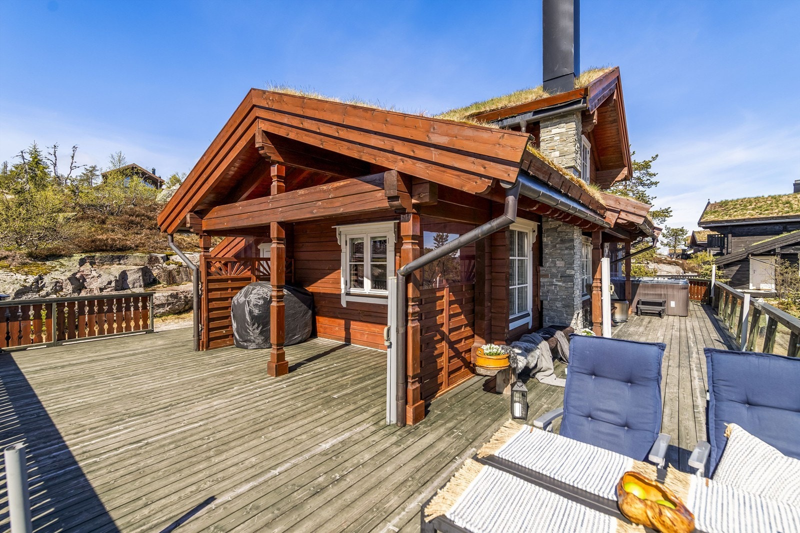 På terrassen har man utallige møbleringsmuligheter. Direkte adkomst til gårdsplass, hvor man har godt med parkeringsplass og elbil lader. Galleribilde