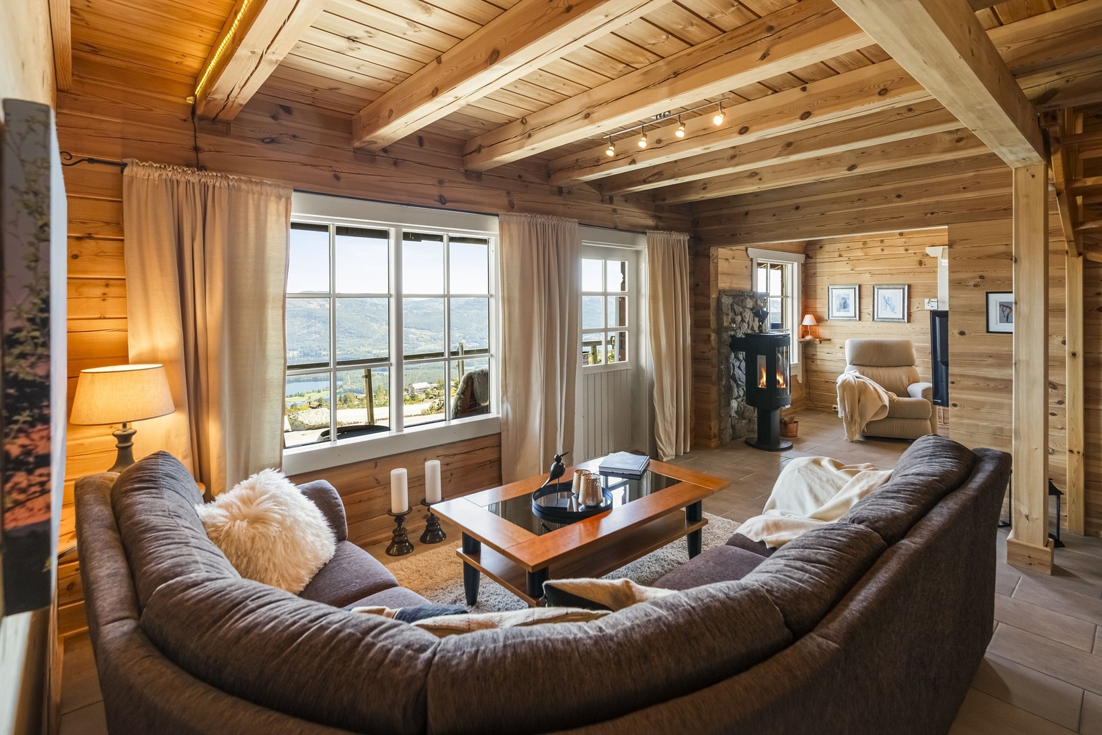 Store vindusflater gir rikelig med lys og rammer inn den flotte utsikten mot fjellene. Galleribilde