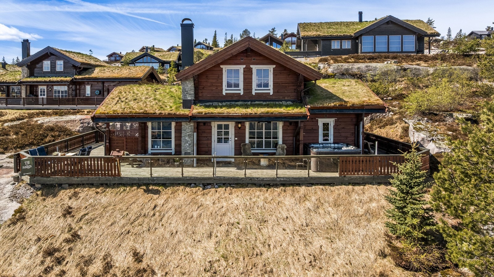 Velkommen til Foldeggvegen 8! Laftet tømmerhytte fra 2011, høyt og fritt beliggende på toppen av Vrådal Panorama.
Foto: Fotograf Magik Galleribilde