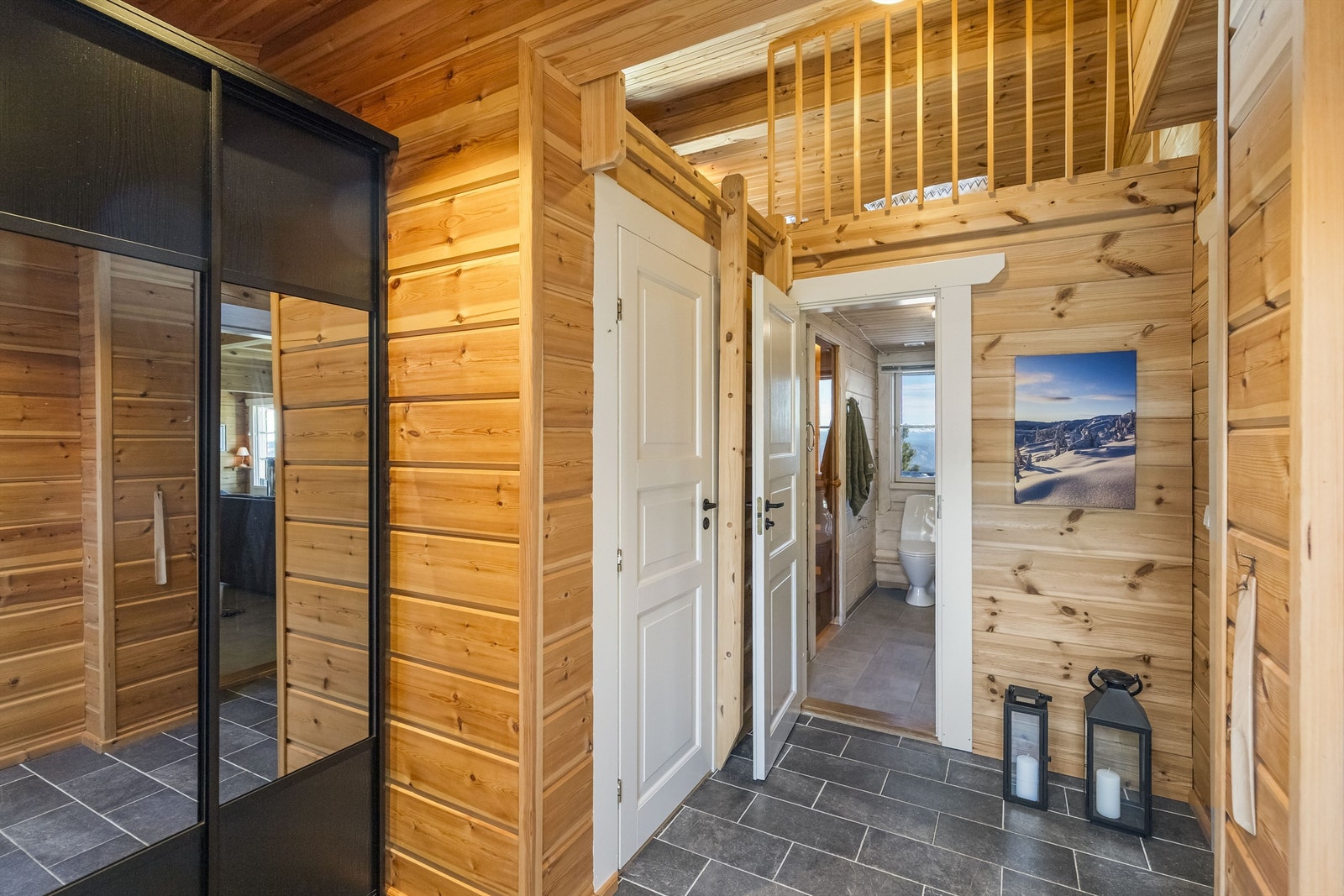 Stor skyvedørsgarderobe i entreen og tilgang loft, bad og teknisk rom Galleribilde