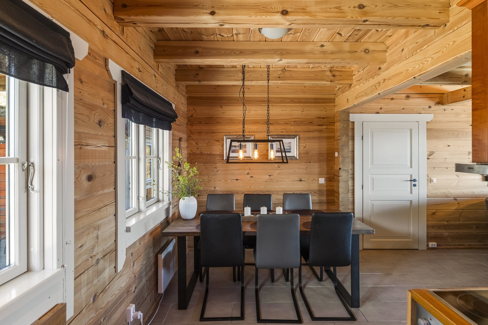 Spisestuen har god plass til et langbord for hyggelige måltider med familie og venner. Galleribilde