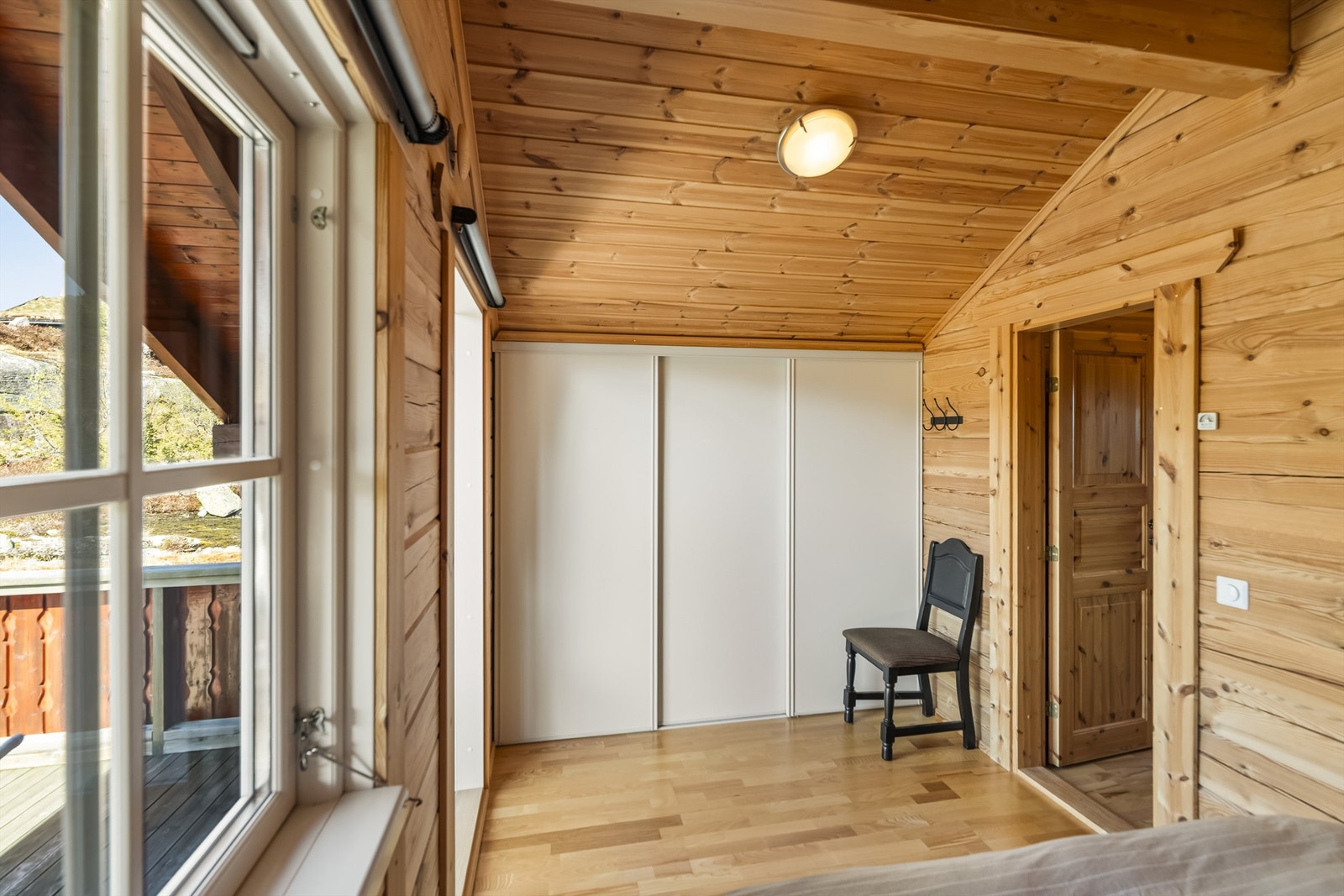 En stor skyvedørsgarderobe gir rikelig med oppbevaringsplass. Galleribilde