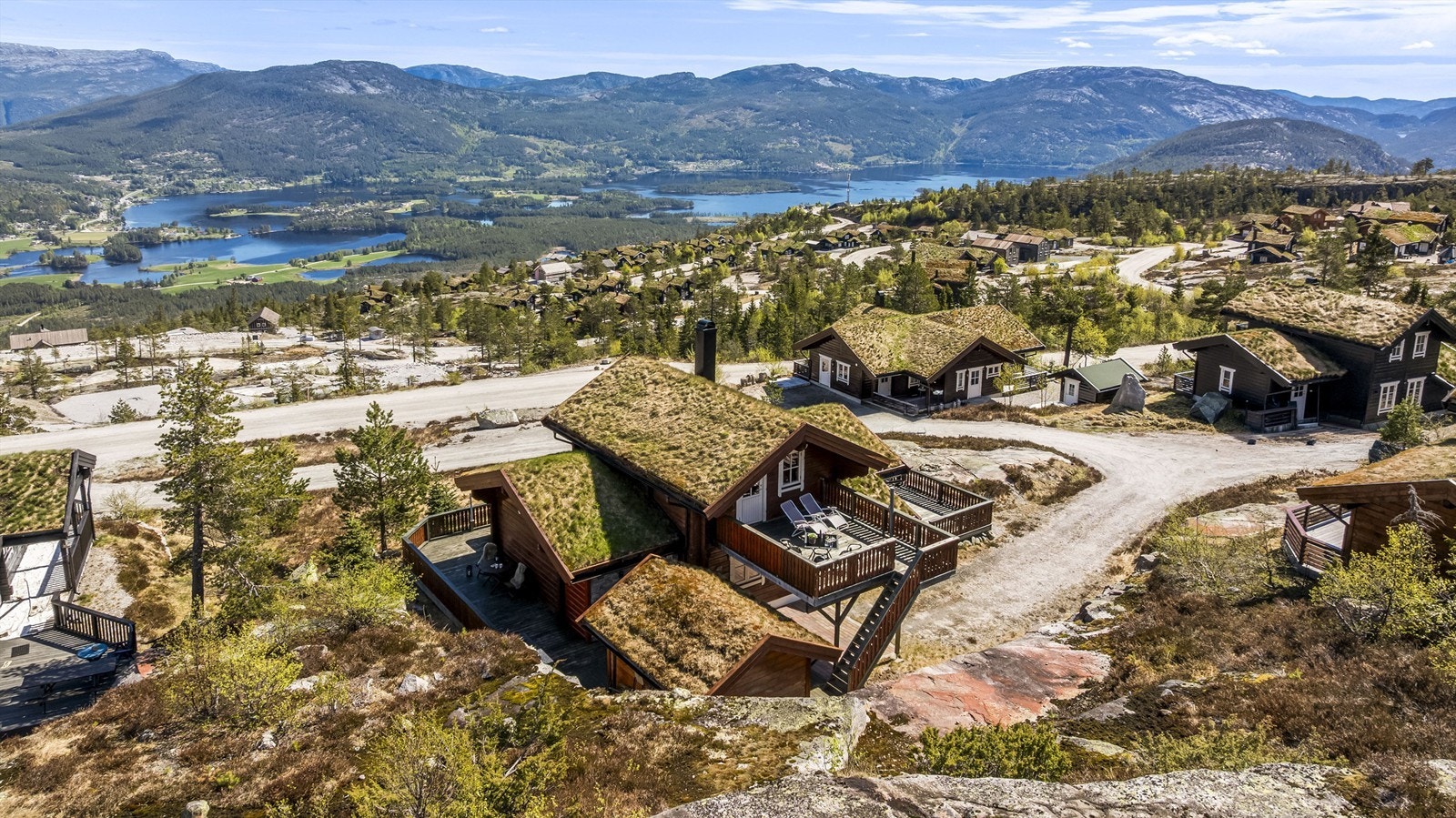 Hytta ligger på over 700 meters høyde, med en fantastisk utsikt over Vrådal. Galleribilde