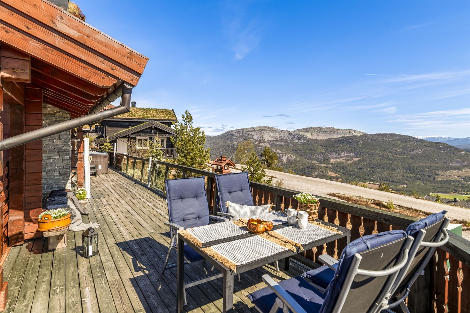 De store terrassearealene gir rikelig med plass for både spisebord og loungegruppe. Galleribilde