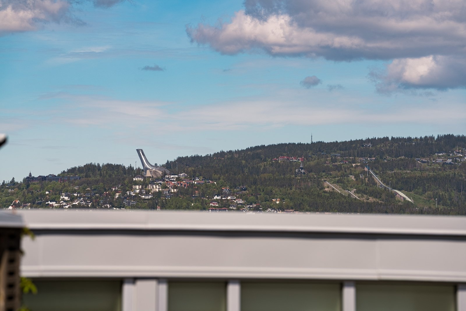 Utsikt mot Holmenkollen Galleribilde