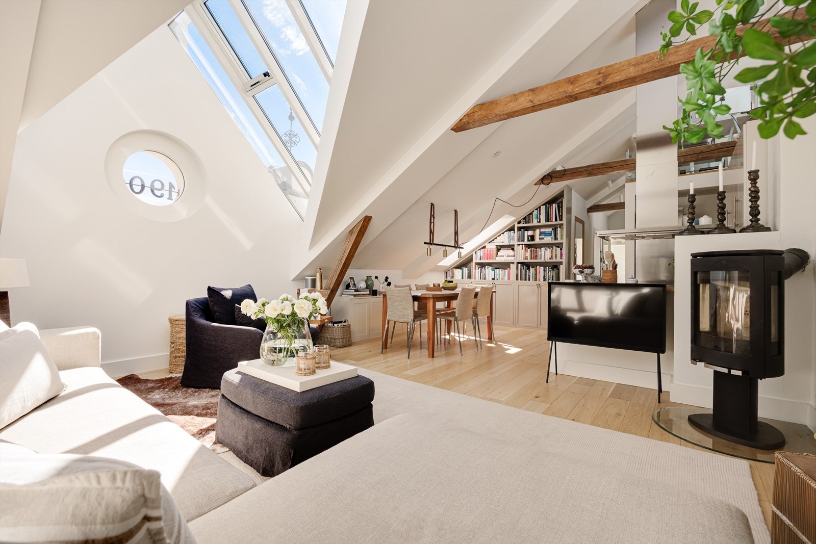Dette er en meget attraktiv leilighet over 2.plan beliggende i gårdens 5. og 6. etasje, med heisadkomst. Galleribilde