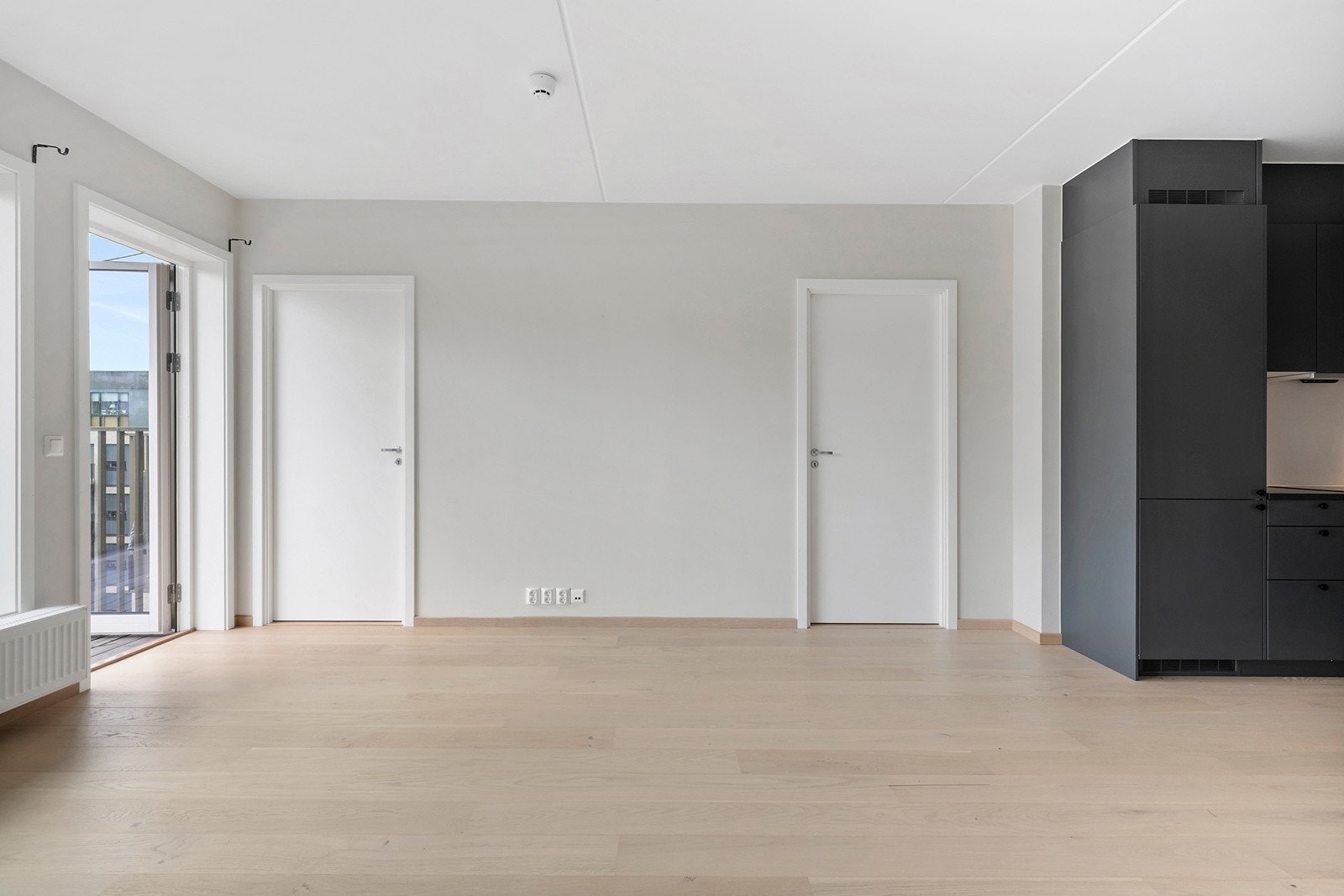 Fra stuen er det adkomst til en solrik balkong. Galleribilde