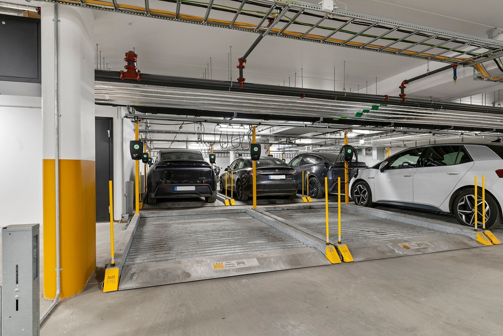 Parkering i garasjeanlegg med ladepunkt for el-bil. Galleribilde