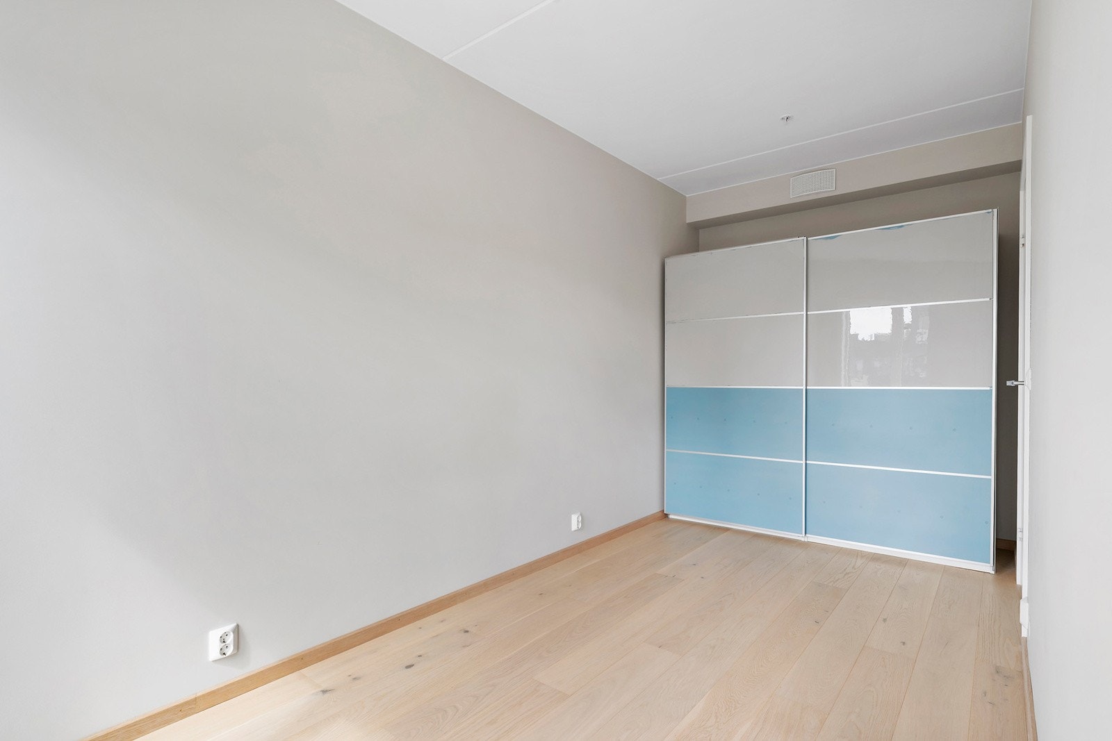 Her er det stor skyvedørsgarderobe til oppbevaring. Galleribilde