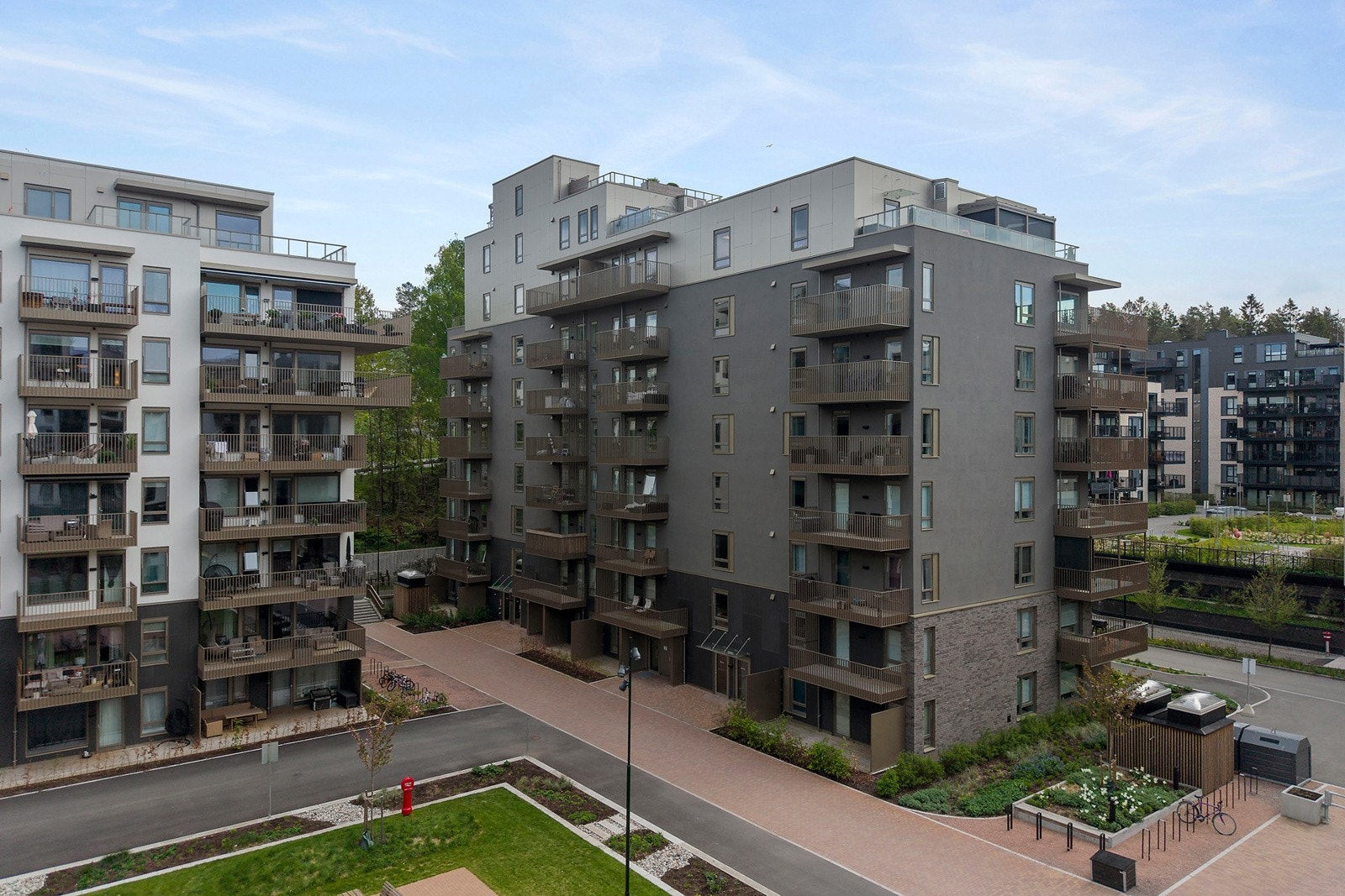 Leiligheten har en god beliggenhet i Midt Gul Borettslag i Lørenskog med få minutters gange til buss, forretninger, Triaden- og Metro storsenter, skoler, barnehager og spisesteder. Galleribilde