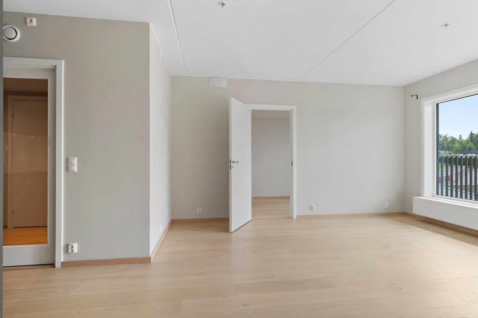 Her er det god plass til både spisestue og sofagruppe. Galleribilde